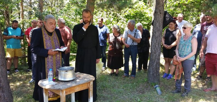 Серафимовци почетоха паметта на загиналите за свободата герои с панахида и курбан на връх Света Неделя