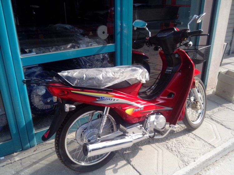 Спипаха хлапета яхнали нерегистрирани мотопеди