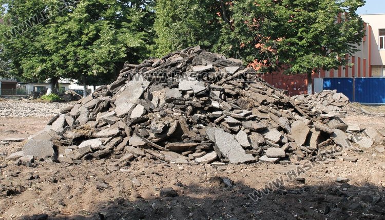 Започнаха подготвителни дейности за ремонта на двора на ОУ "П.Славейков"