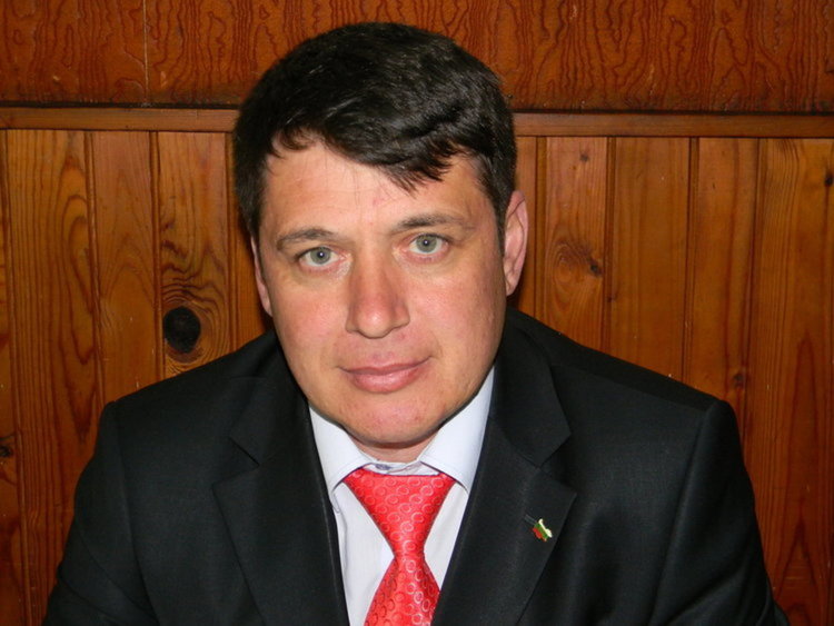 Пенсионери от Ардино се поклониха пред бюст-паметника на Сабахаттин Али в Къркларели