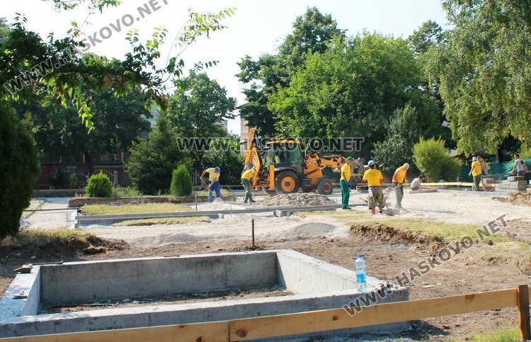 Започна обновяването на североизточната част на двора на димитровградската градина "Осми март"