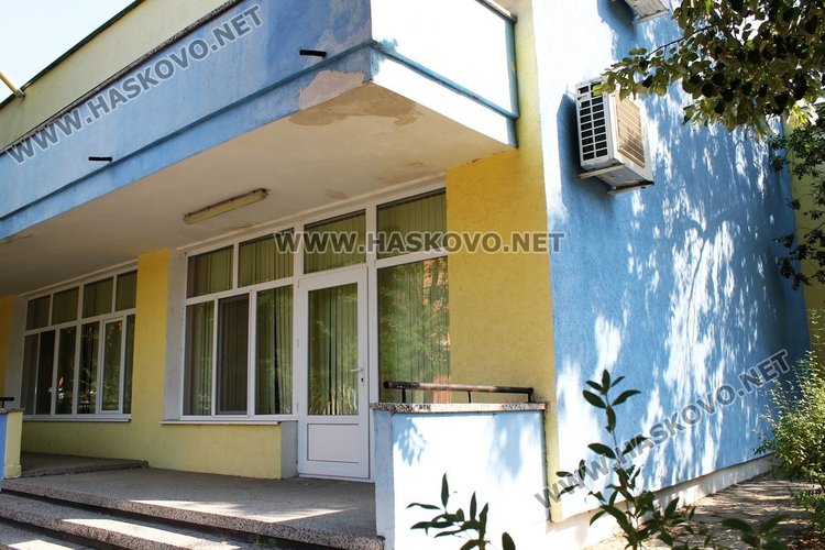 Започна ремонта на двора на градина "Осми март" в Димитровград