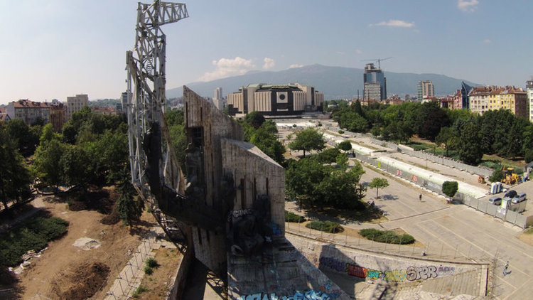 За приликите и разликите между паметника пред НДК и ромите