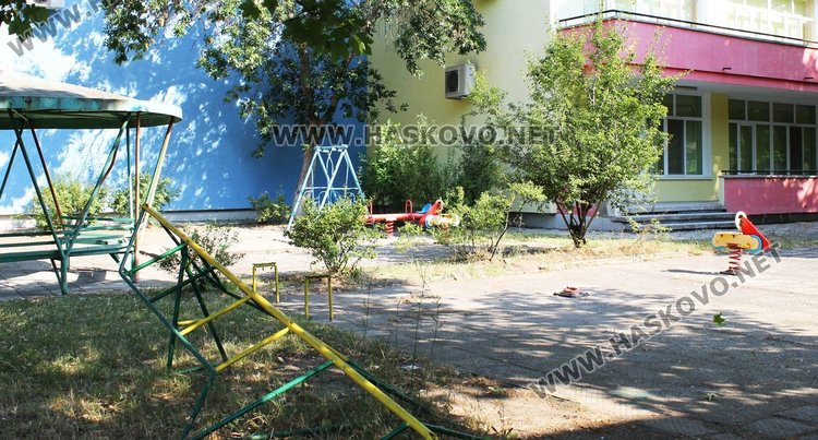 Започна ремонта на двора на градина "Осми март" в Димитровград