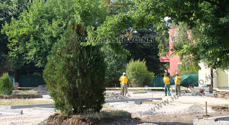 Започна ремонта на двора на градина "Осми март" в Димитровград