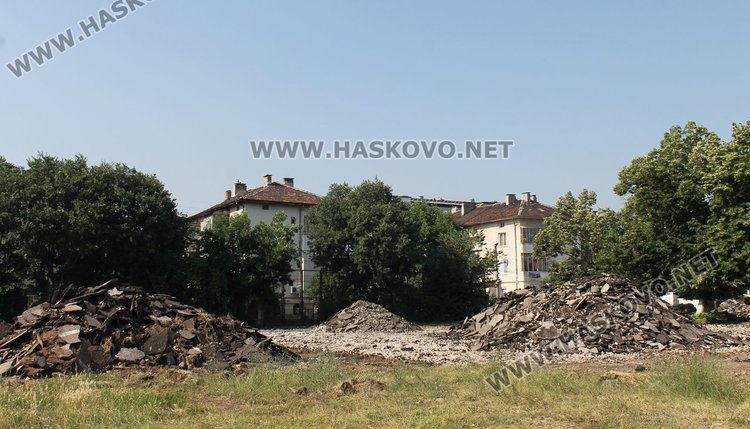 Рушнаха двора на димитровградското ОУ "П.Славейков"