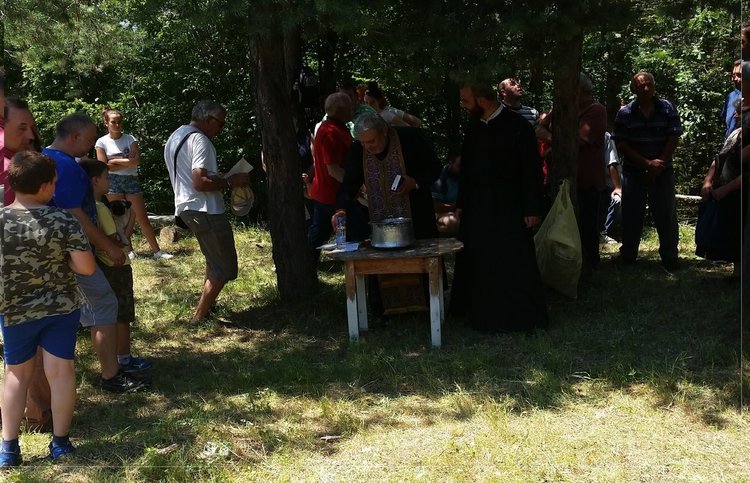 Серафимовци почетоха паметта на загиналите за свободата герои с панахида и курбан на връх Света Неделя