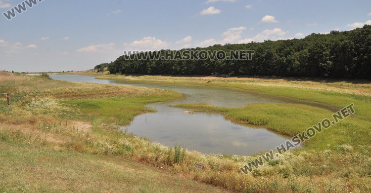 Близо 33 градуса в Хасково, роми се разхлаждат в „Сивата вода“