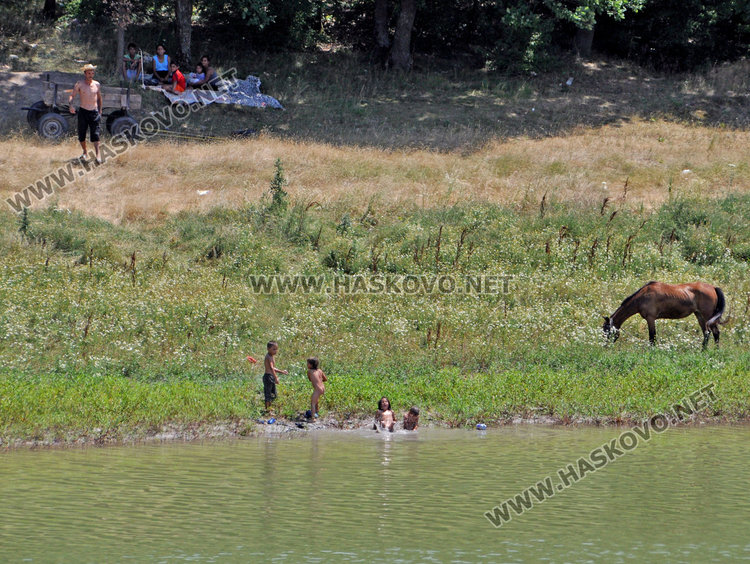 Близо 33 градуса в Хасково, роми се разхлаждат в „Сивата вода“