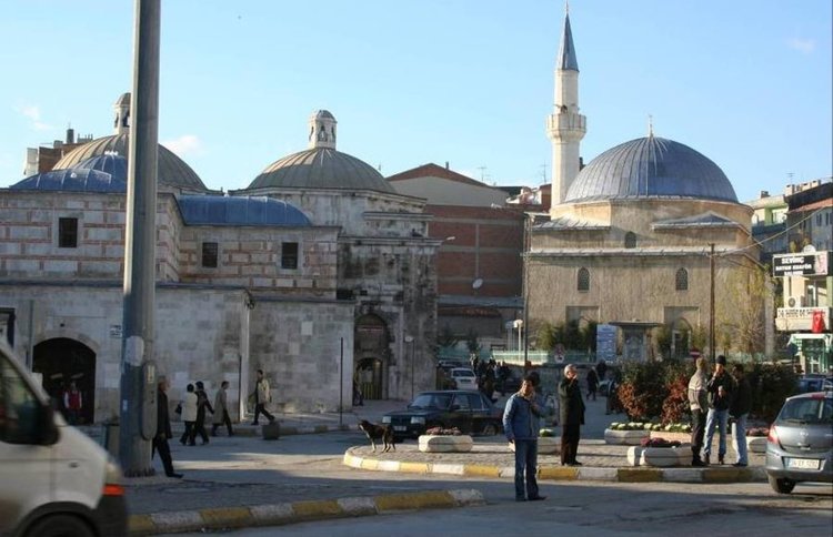 Пенсионери от Ардино се поклониха пред бюст-паметника на Сабахаттин Али в Къркларели