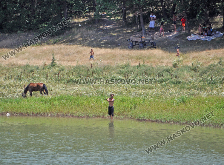 Близо 33 градуса в Хасково, роми се разхлаждат в „Сивата вода“
