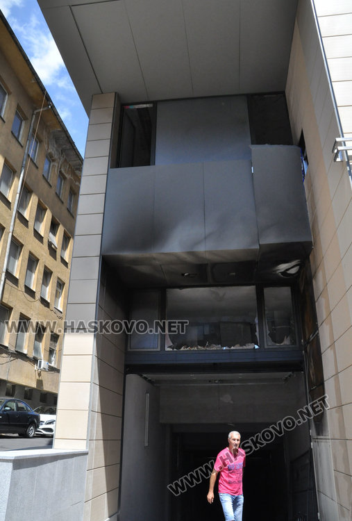 Пламнаха климатиците на банка в центъра на Хасково