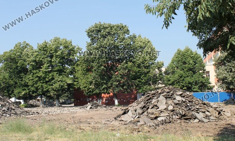 Рушнаха двора на димитровградското ОУ "П.Славейков"