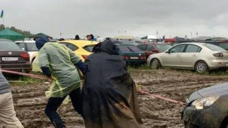 Дъжд наводни рок фестивал в Русия (видео)