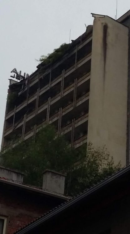 Падат парчета от покрива на хотел „Соколица”