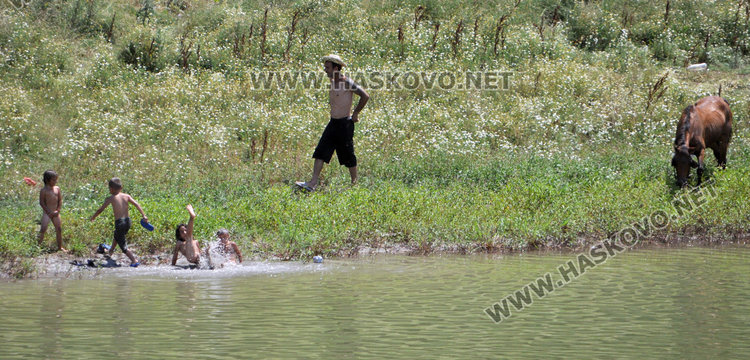 Близо 33 градуса в Хасково, роми се разхлаждат в „Сивата вода“