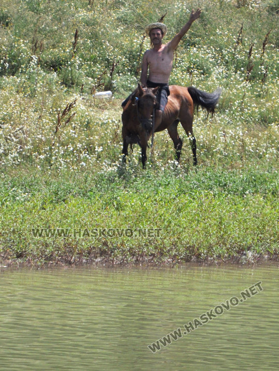 Близо 33 градуса в Хасково, роми се разхлаждат в „Сивата вода“