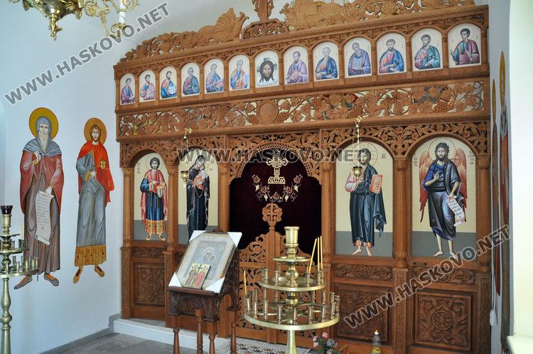 Зографисват в 4 цвята параклиса „Свети Трифон“ в Кенана