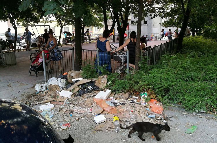 Хасковлии се жалват от боклука от санирането край блока