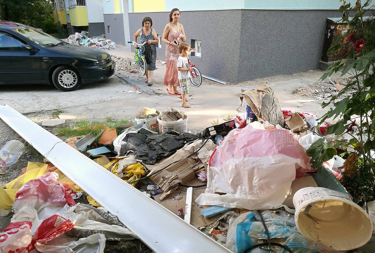 Хасковлии се жалват от боклука от санирането край блока