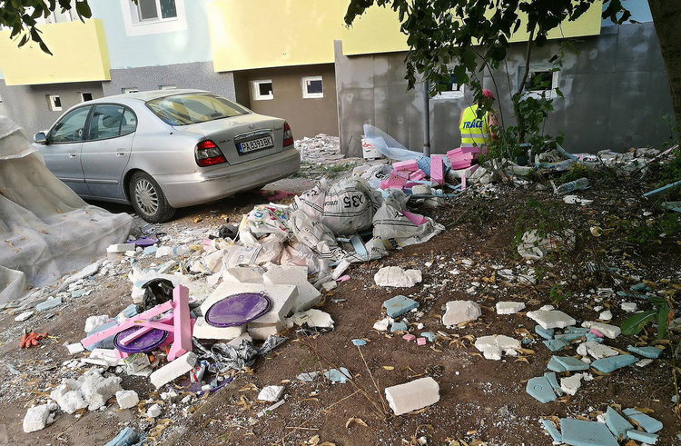 Хасковлии се жалват от боклука от санирането край блока