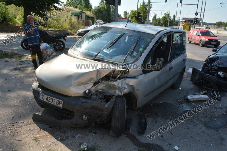 Софийско Субару засече хасковски фиат на кръстовището до АГО