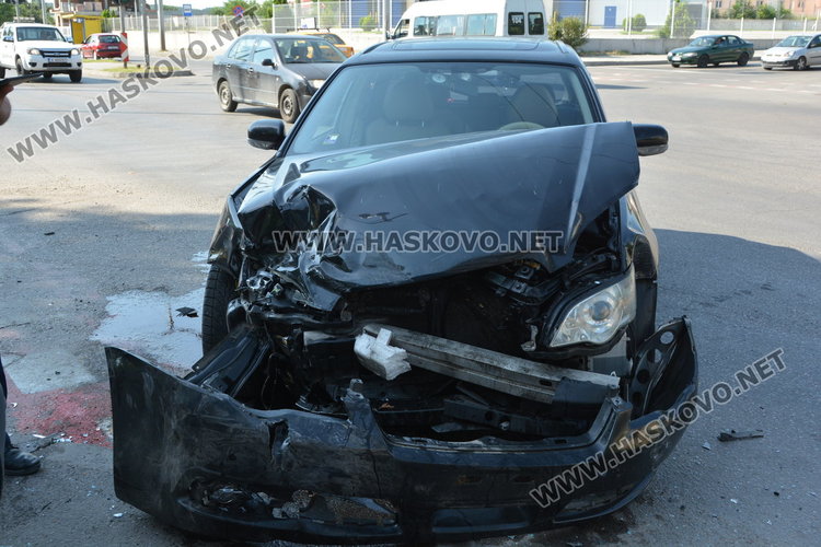 Софийско Субару засече хасковски фиат на кръстовището до АГО