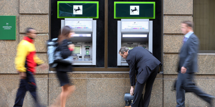 От дрога до опасни бактерии - експерти разкриват какво има върху парите ни