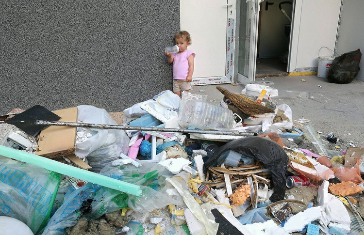 Хасковлии се жалват от боклука от санирането край блока