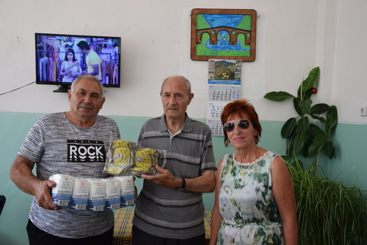 Изселник от Бурса дари захар и кафе за пенсионерския клуб в Ардино