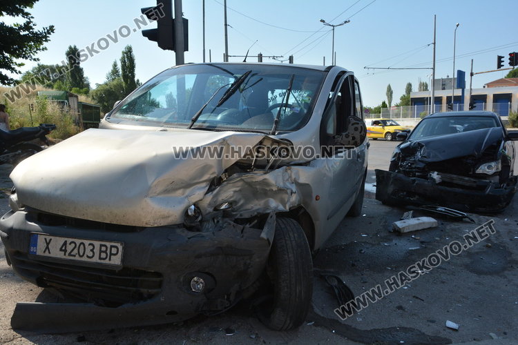 Софийско Субару засече хасковски фиат на кръстовището до АГО