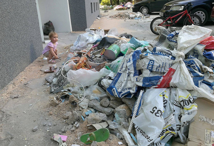 Хасковлии се жалват от боклука от санирането край блока