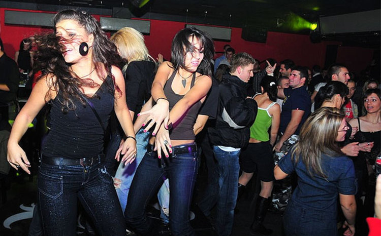 Акции: Спипаха 11 ученици да висят по кръчмите