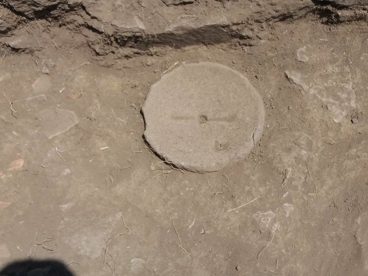 Дебел зид изненада приятно археолозите на Църквището