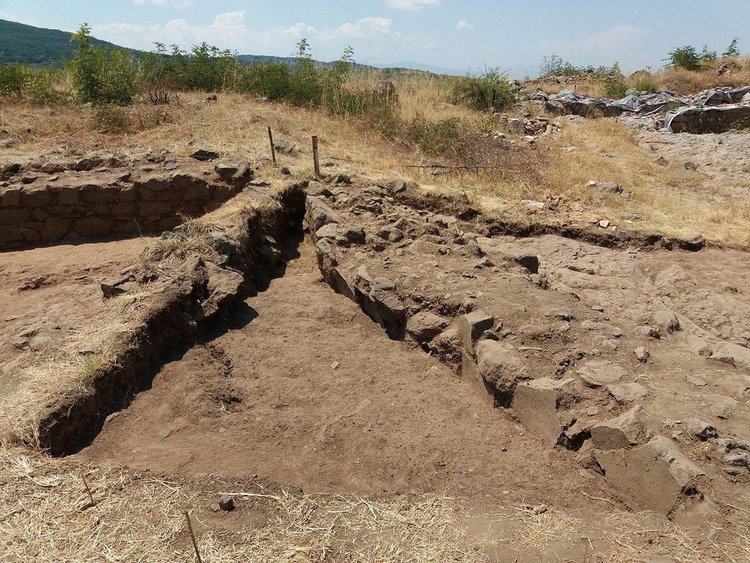 Дебел зид изненада приятно археолозите на Църквището