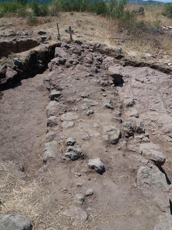 Дебел зид изненада приятно археолозите на Църквището