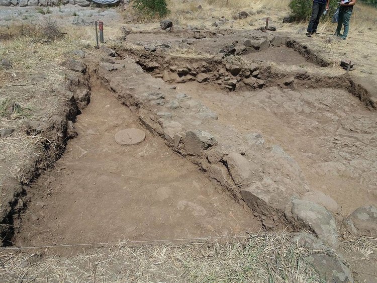 Дебел зид изненада приятно археолозите на Църквището