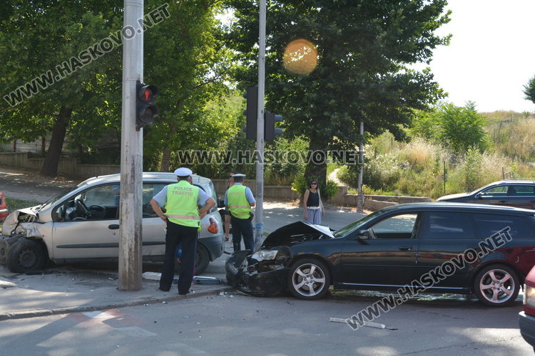 Софийско Субару засече хасковски фиат на кръстовището до АГО