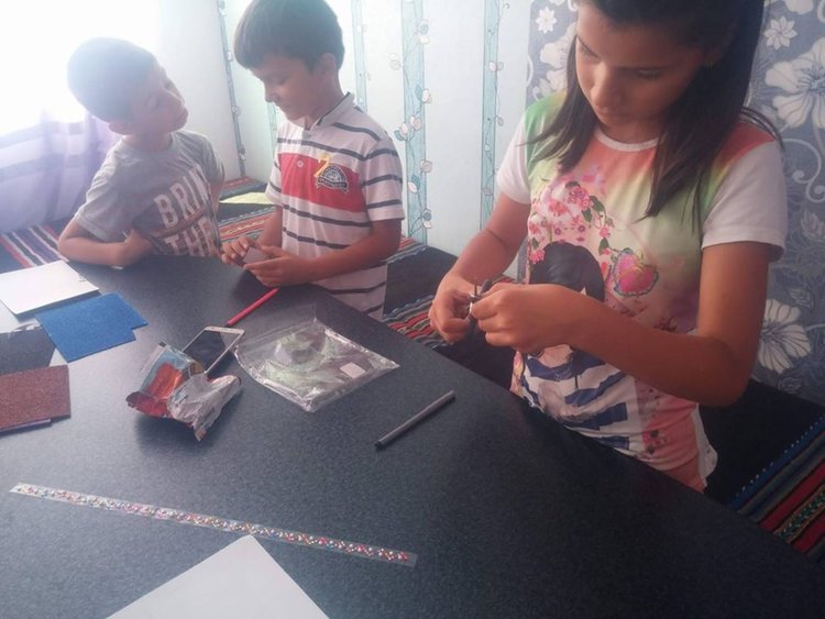 Децата от читалището изработват и медальон на Луна