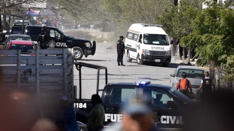 Бандити отмъкнаха 40 коли от автомобилен салон в Мексико