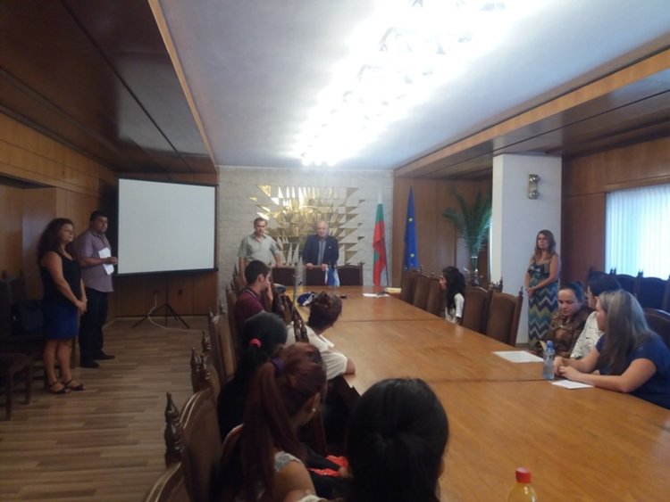 Кметът Мелемов назначи 17 младежи на работа в община Смолян по проект 