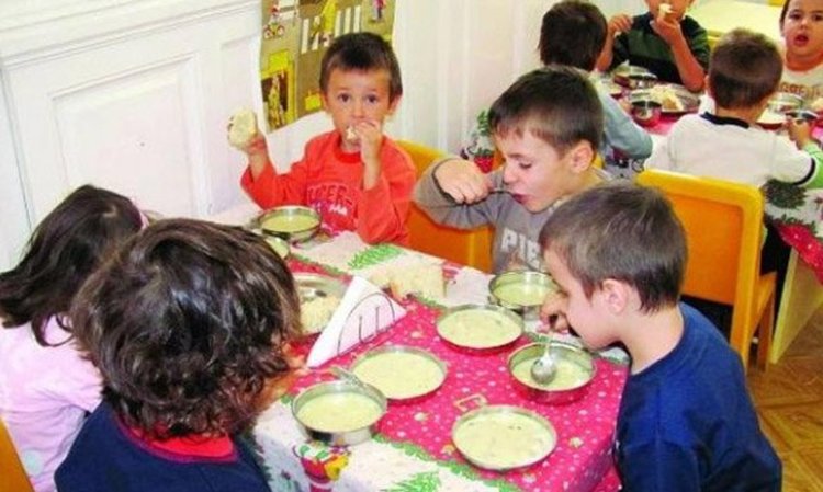 Кмет забрани пилешкото в детските градини, било опасно
