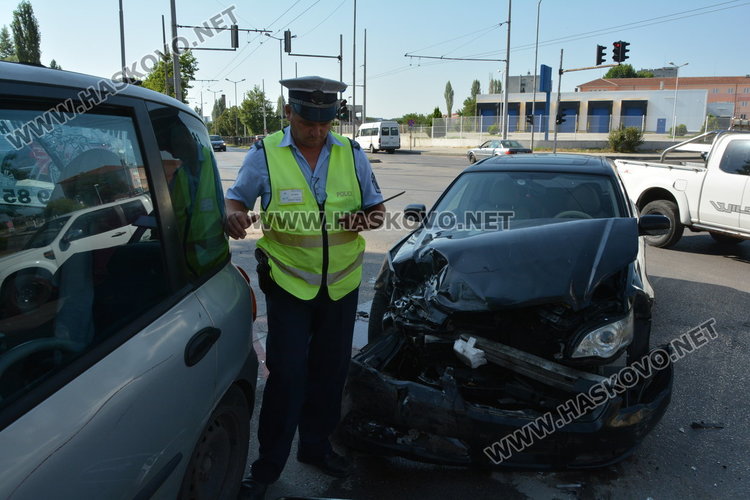 Софийско Субару засече хасковски фиат на кръстовището до АГО