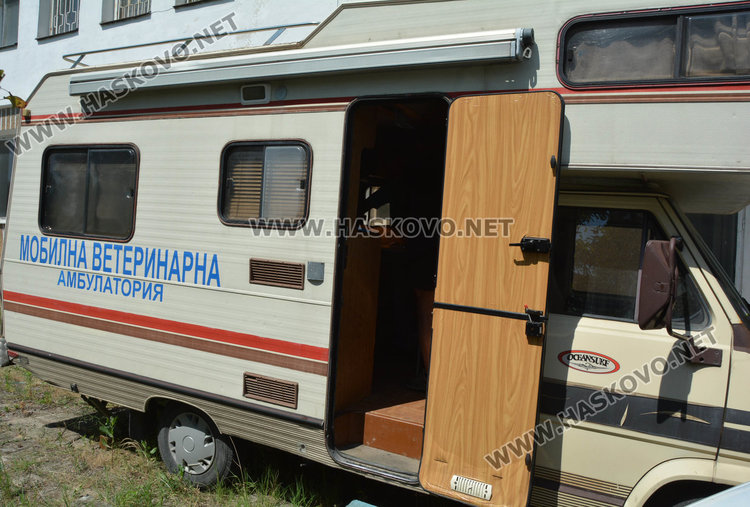 В "Република" обсадиха ветеринарите и освободиха заловените кучета