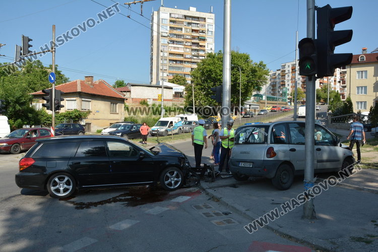 Софийско Субару засече хасковски фиат на кръстовището до АГО