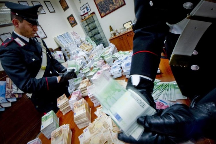 Печатането на фалшиви пари в Европа намалява