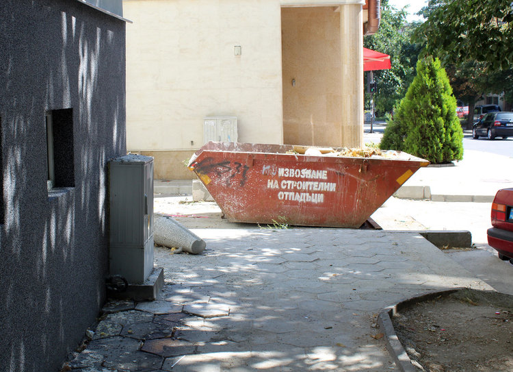 Предупреждават 7 саниращи фирми заради непочистен боклук