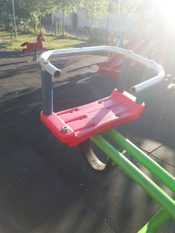 Големият парк в Стамболово потъна в мръсотия