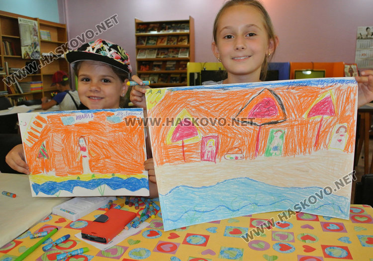 Деца рисуват и четат в проекта “Лято в библиотеката“