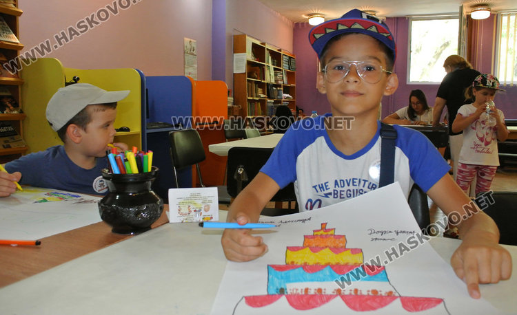 Деца рисуват и четат в проекта “Лято в библиотеката“